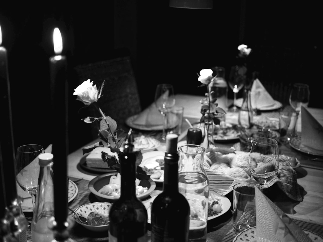 Persona che mangia consapevolmente a tavola